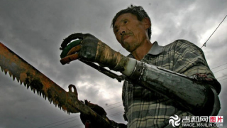 Illustration for article titled Chinese Farmer Is Both Luke Skywalker and Iron Man
